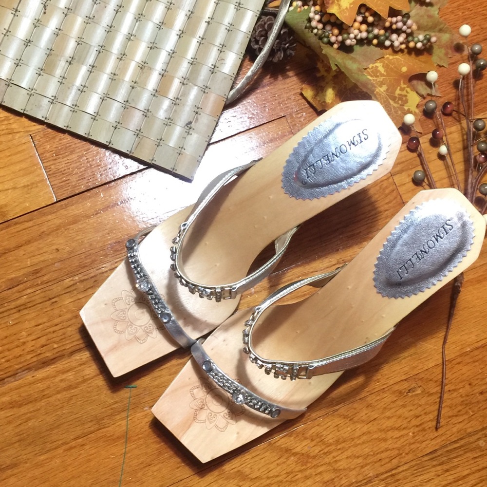 🔹NIB SIMONELLI Silver Slip-on Wooden Heels 👡